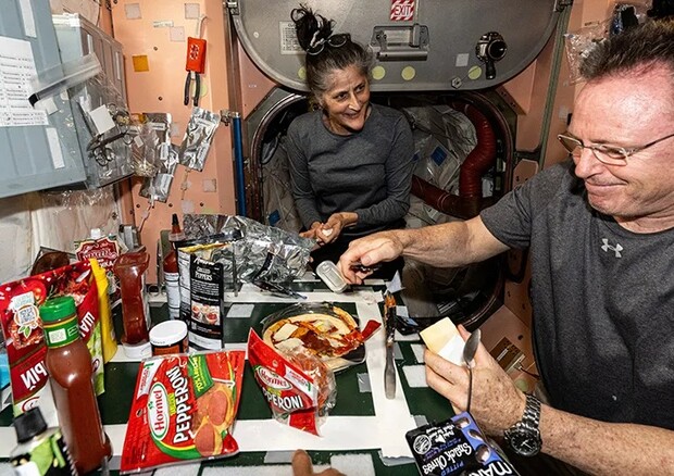 Sunita Williams e Butch Wimore a bordo della Stazione Spaziale Internazionale, nella foto pubblicata dalla Nasa il 24 settembre 2024 (fonte: NASA) (ANSA)