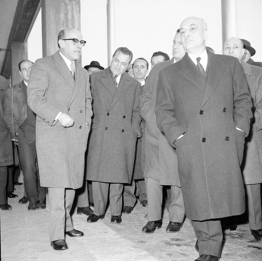 Inaugurazione del tratto appenninico dell'Autostrada del Sole. Il presidente del Consiglio Amintore Fanfani e, dietro di lui, il ministro dei Lavori Pubblici Benigno Zaccagnini, 1 dicembre 1960. ANSA