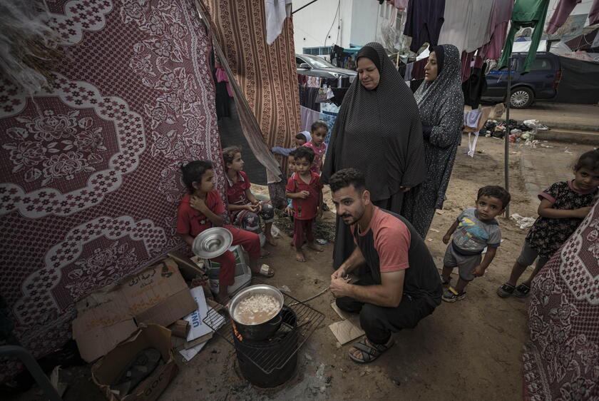 Displaced Palestinians take refuge in tent complex in Khan Yunis © ANSA/EPA