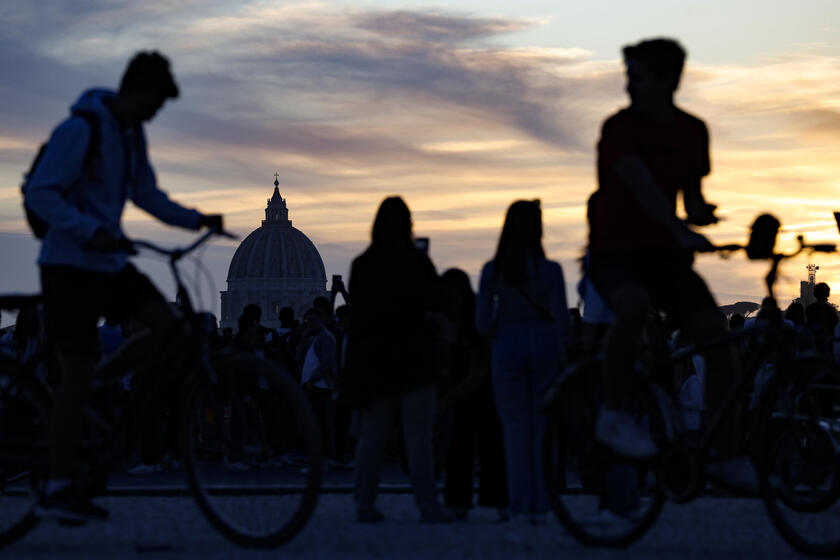 Italianos apreciam pôr do sol próximo do Vaticano