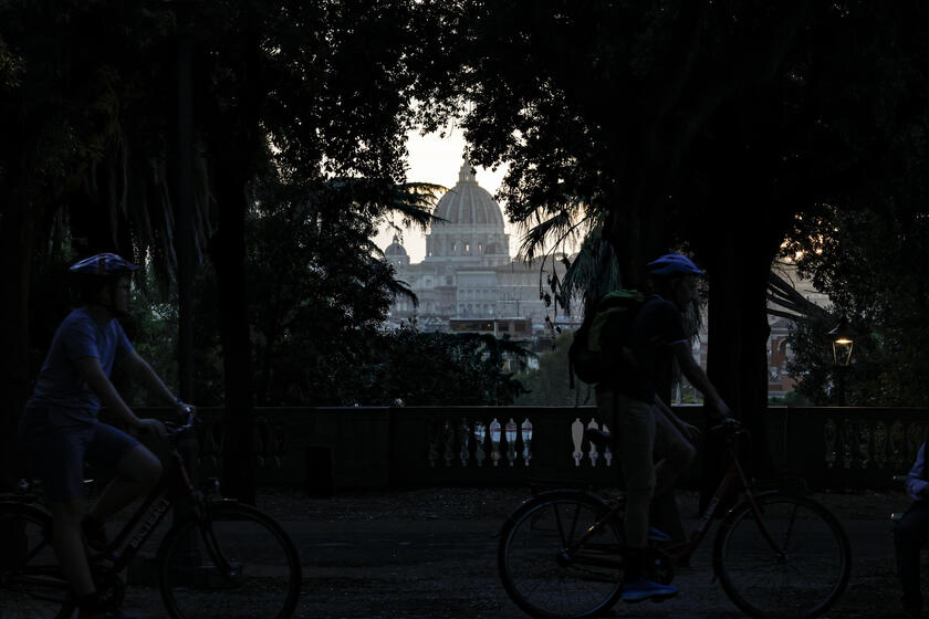 Italianos apreciam pôr do sol próximo do Vaticano