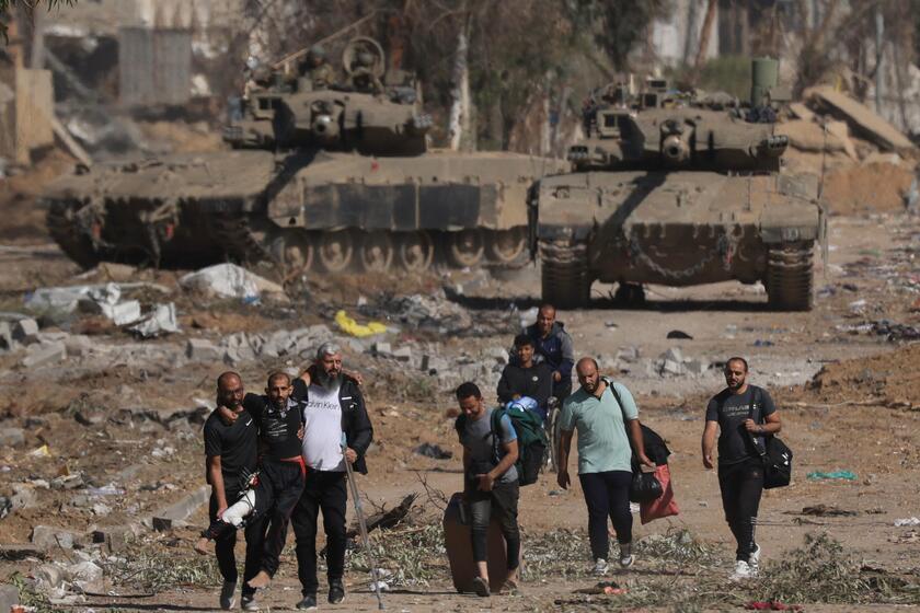 Palestinesi in fuga dal nord della Striscia di Gaza lungo l 'arteria Sallah-a-Din verso sud © ANSA/AFP