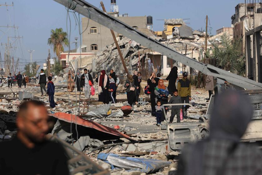 Palestinesi in fuga dal nord della Striscia di Gaza lungo l 'arteria Sallah-a-Din verso sud © ANSA/AFP