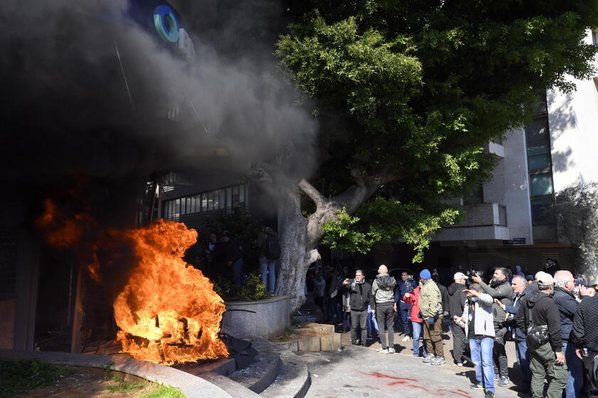 Protest by Lebanese bank depositors in Beirut © ANSA/EPA