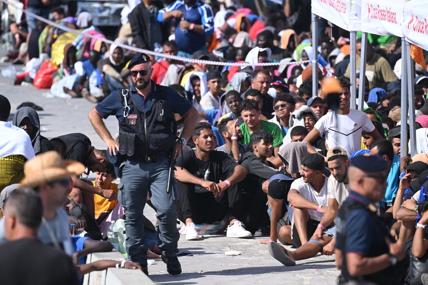 Migranti: caos a Lampedusa per trasferimenti - RIPRODUZIONE RISERVATA