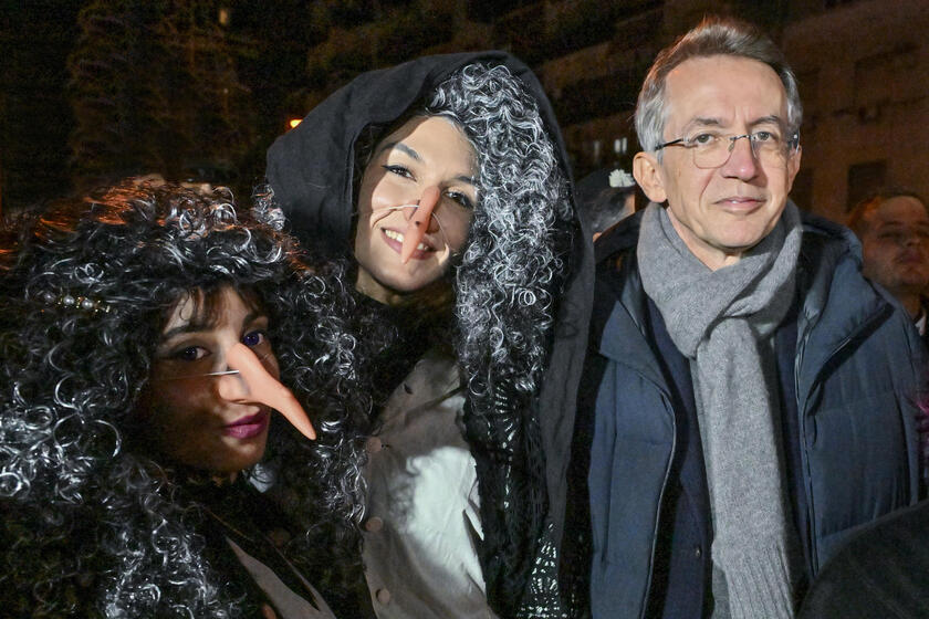 Sindaco Napoli apre Fiera della Befana in piazza Mercato