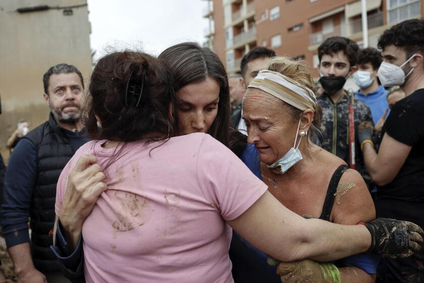 Letizia abrazó a dos mujeres, que lloraban angustiadas