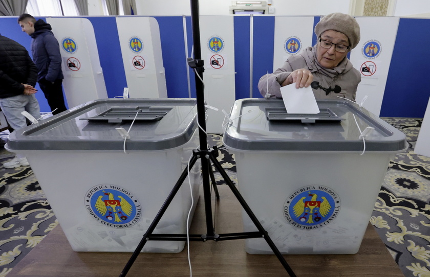 Citizens of Moldova Republic vote in the second round of the presidential election in Bucharest