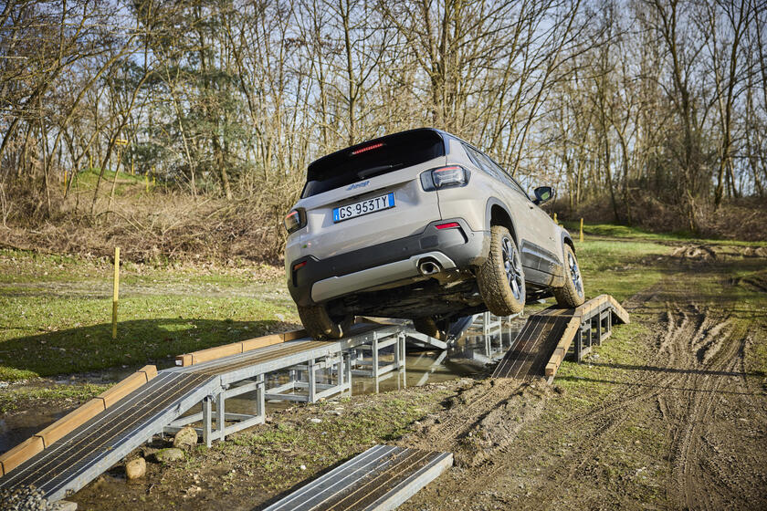 Jeep Avenger e-Hybrid - RIPRODUZIONE RISERVATA