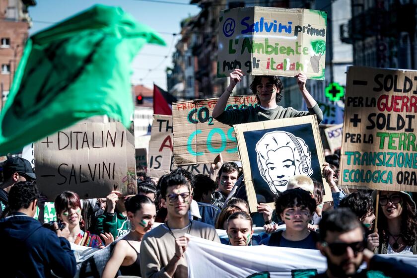 Jovens protestam em defesa do clima em Turim