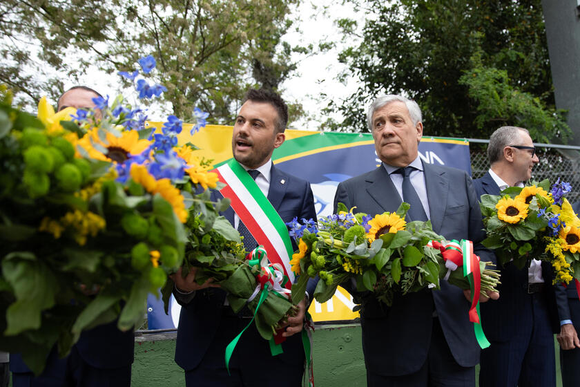 Autoridades depositam coroas de flores em memória de pilotos