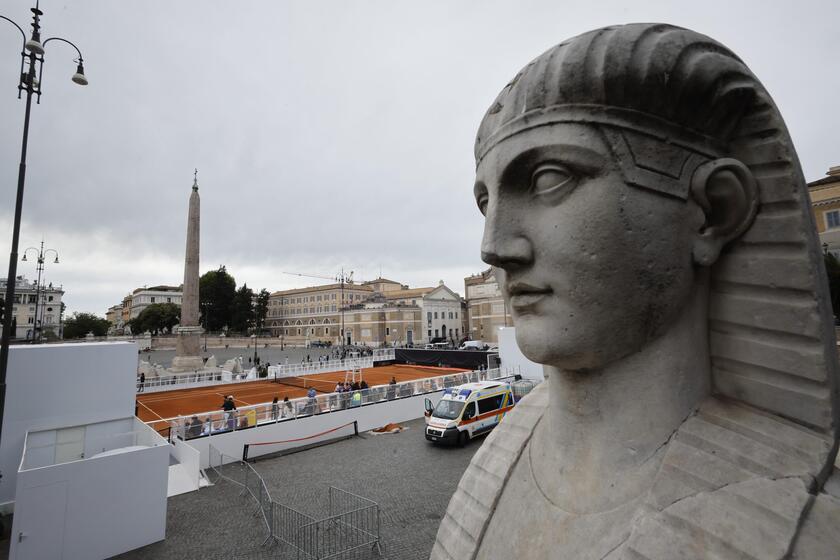 Quadra de saibro foi montada na Piazza del Popolo