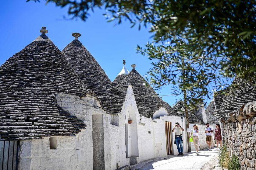 Icônicas casas brancas têm telhados em forma de cone