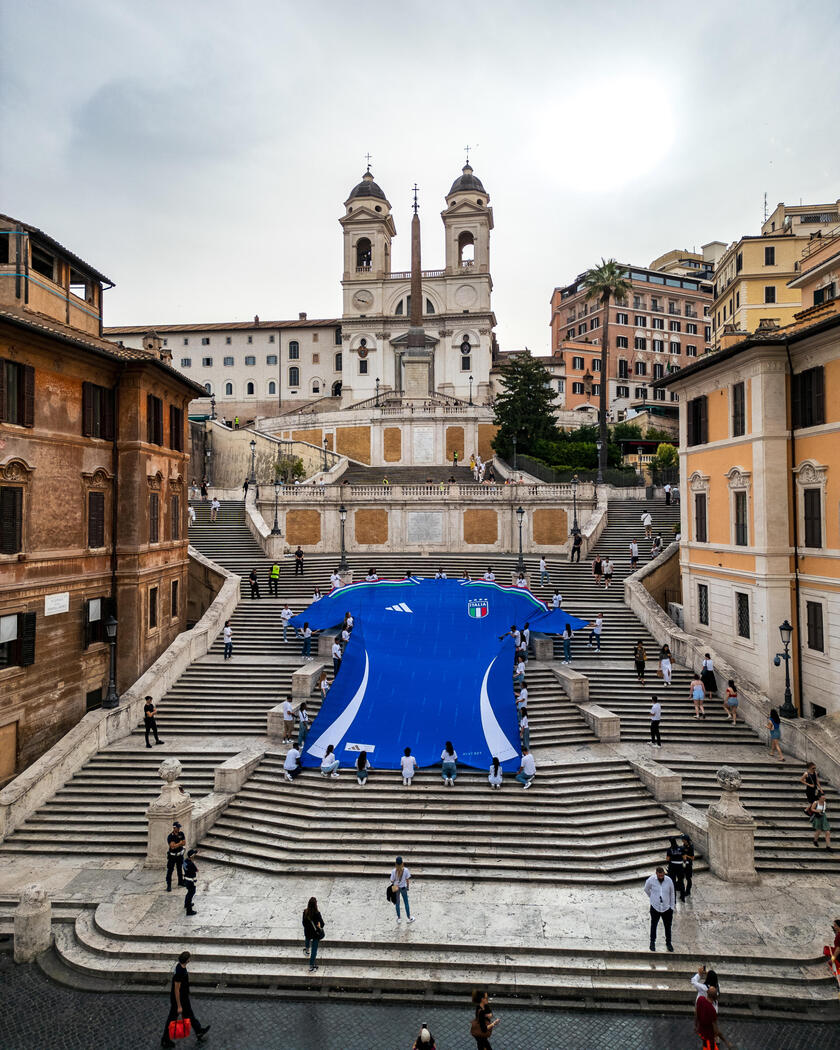 Camisa gigante da Itália é colocada na Piazza di Spagna, em Roma