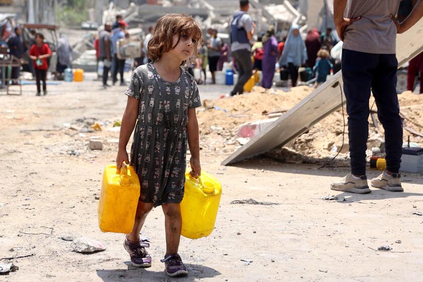 La lucha de los niños por conseguir agua en Gaza