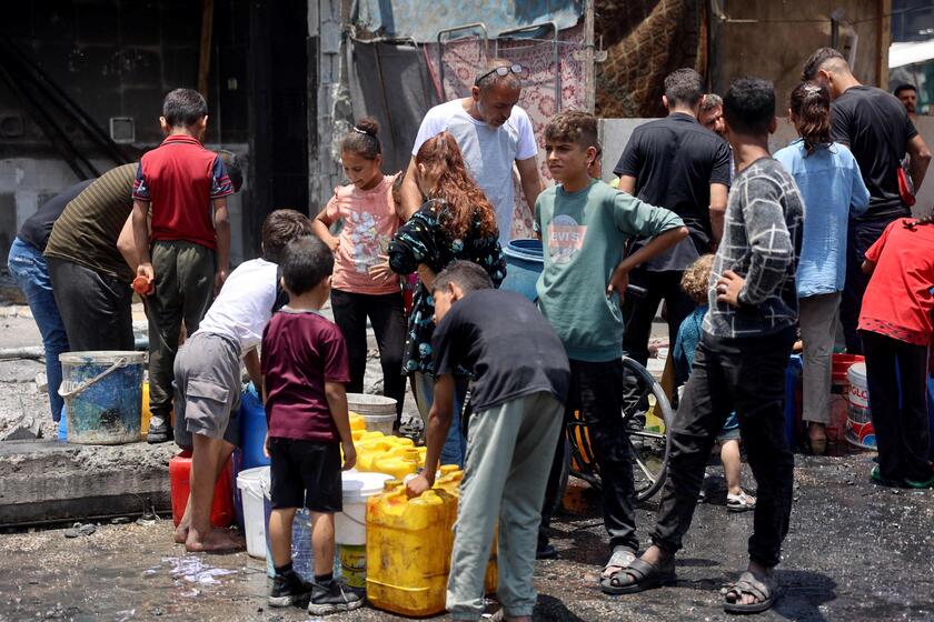 La lucha de los niños por conseguir agua en Gaza