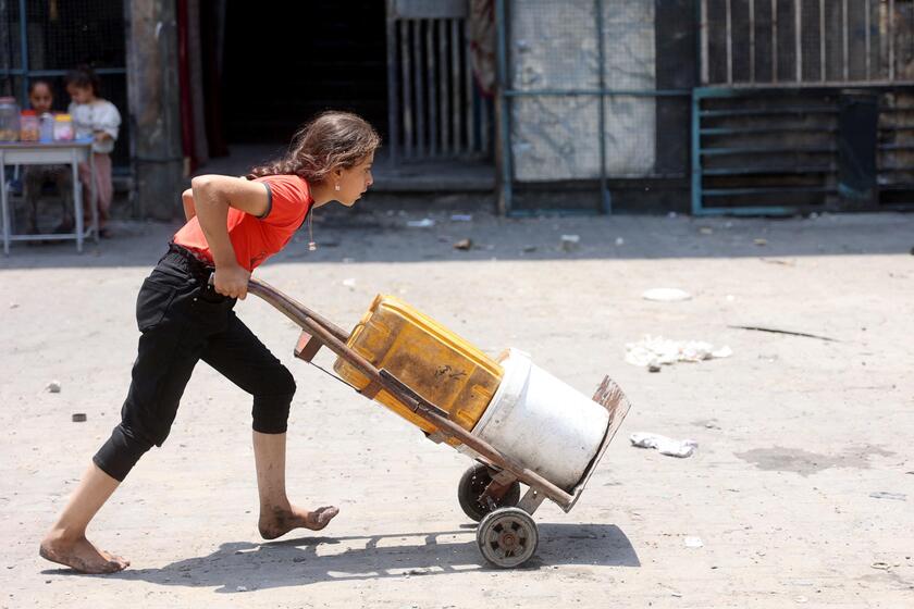 La lucha de los niños por conseguir agua en Gaza