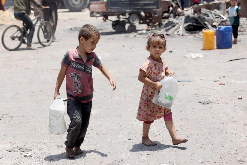 La lucha de los niños por conseguir agua en Gaza