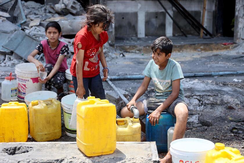 La lucha de los niños por conseguir agua en Gaza