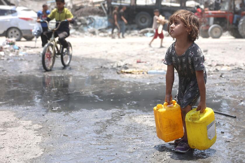 La lucha de los niños por conseguir agua en Gaza