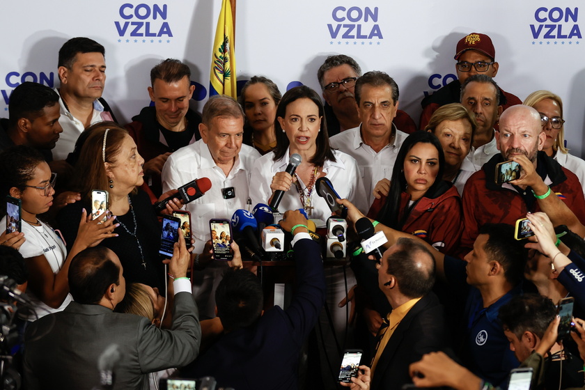 Corina Machado junto a Edmundo González Urrutia, en conferencia de prensa