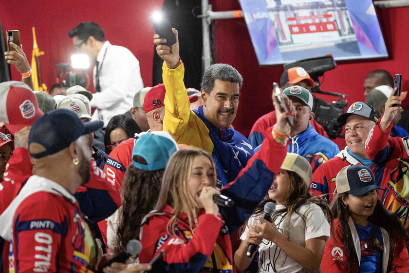 Nicolás Maduro celebra con sus seguidores