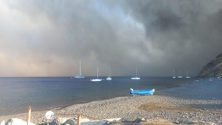 Nube de ceniza por volcán Stromboli