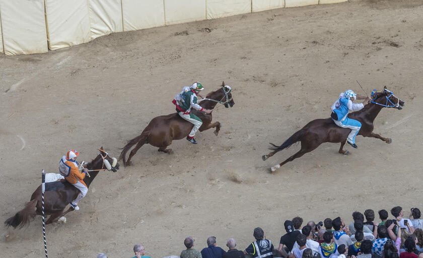 Competidores disputam Palio de Siena na Piazza del Campo