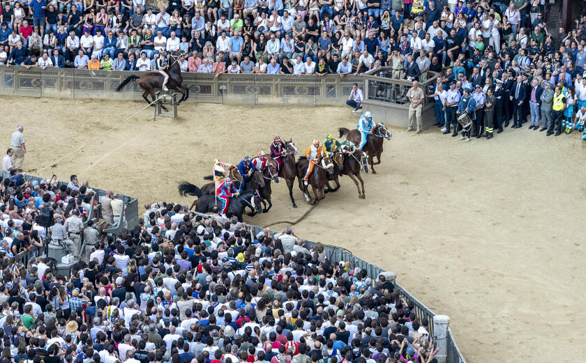 Competidores disputam Palio de Siena na Piazza del Campo