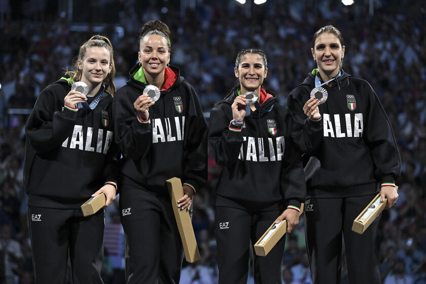 Martina Favaretto, Alice Volpi, Francesca Palumbo e Arianna Errigo, argento nel fioretto