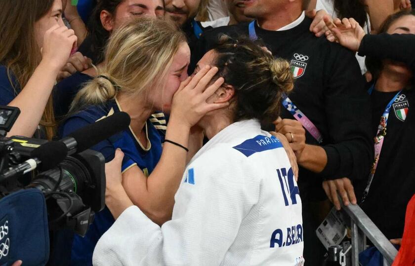 Judoca italiana Alice Bellandi beija namorada após conquistar ouro em Paris