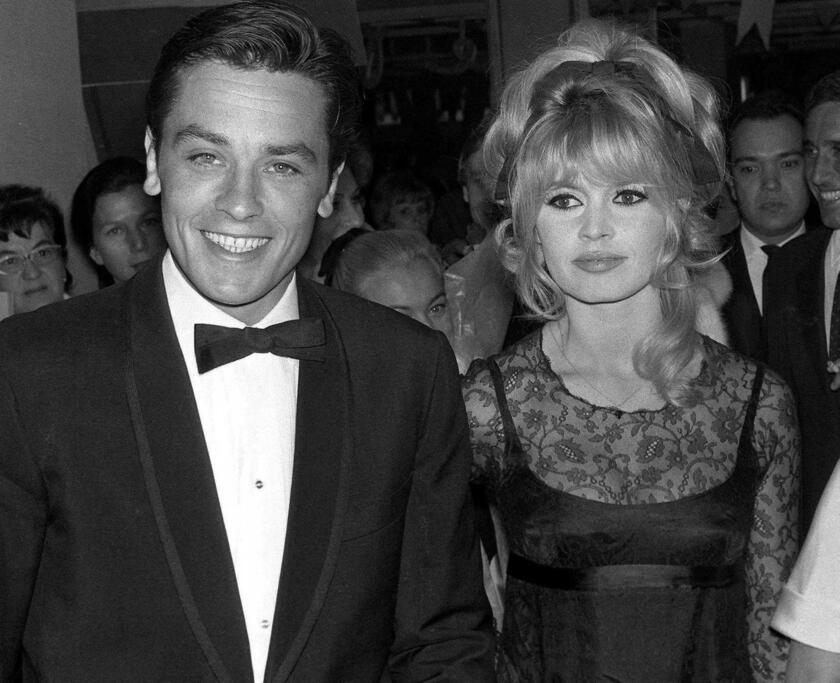 Delon junto a Brigitte Bardot, en 1965