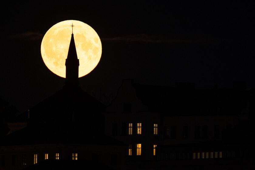 La luna llena de Esturión