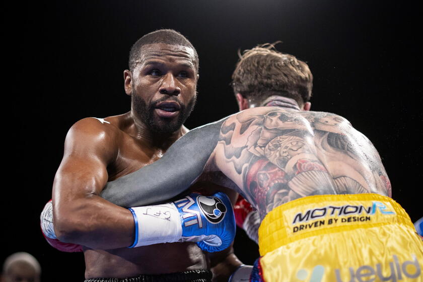 Boxing - Floyd Mayweather vs. Aaron Chalmers