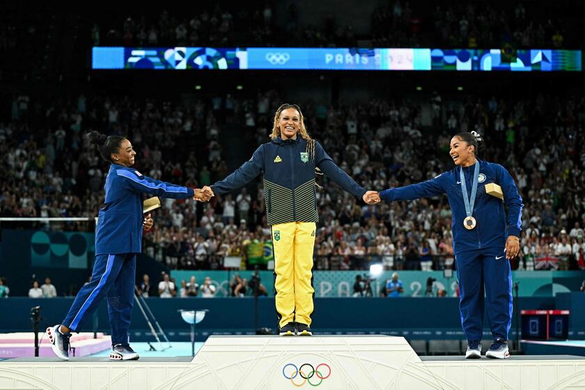 Rebeca Andrade (ouro), Simone Biles (prata) e Jordan Chiles (bronze) formaram o pódio no solo