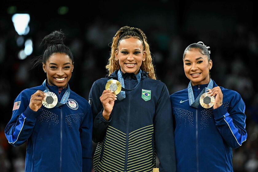 Rebeca Andrade (ouro), Simone Biles (prata) e Jordan Chiles (bronze) formaram o pódio no solo