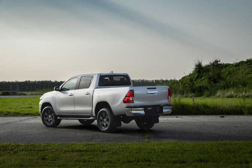 Toyota Hilux Double Cab 2.8 D Hybrid 48V