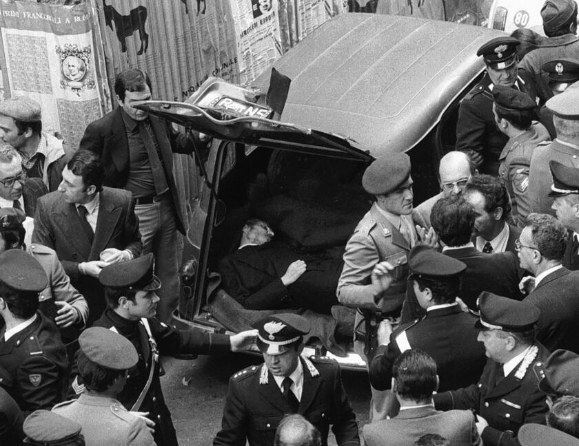 Il ritrovamento del corpo di Aldo Moro in una Renault a via Caetani a Roma il 9 maggio 1978