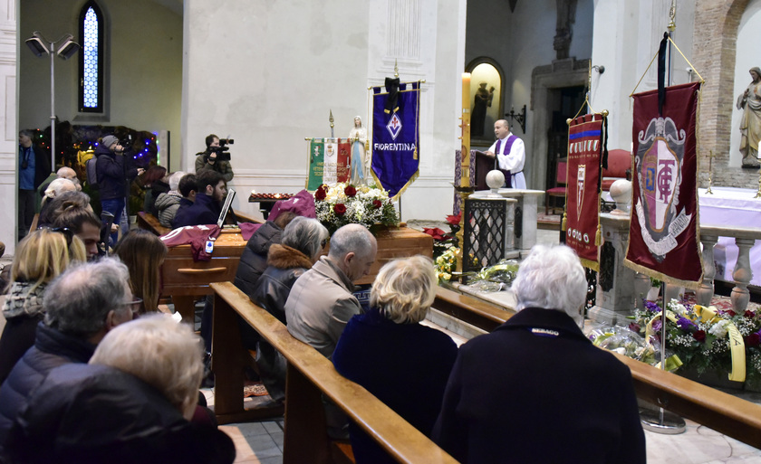 Agroppi: funerale ricorda le sue passioni, dal Toro a Elvis