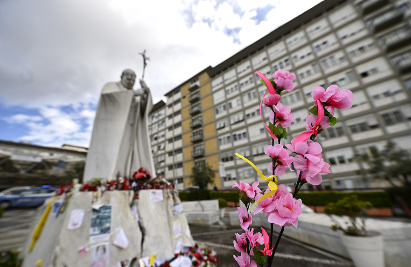 Il Papa: 12 anni elezione, gli auguri della Diocesi di Roma