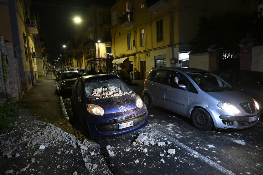 Panico a Napoli per terremoto 4.4, tanti in strada