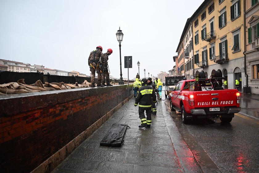 Maltempo, a Pisa montaggio paratie e lungarni e ponti chiusi