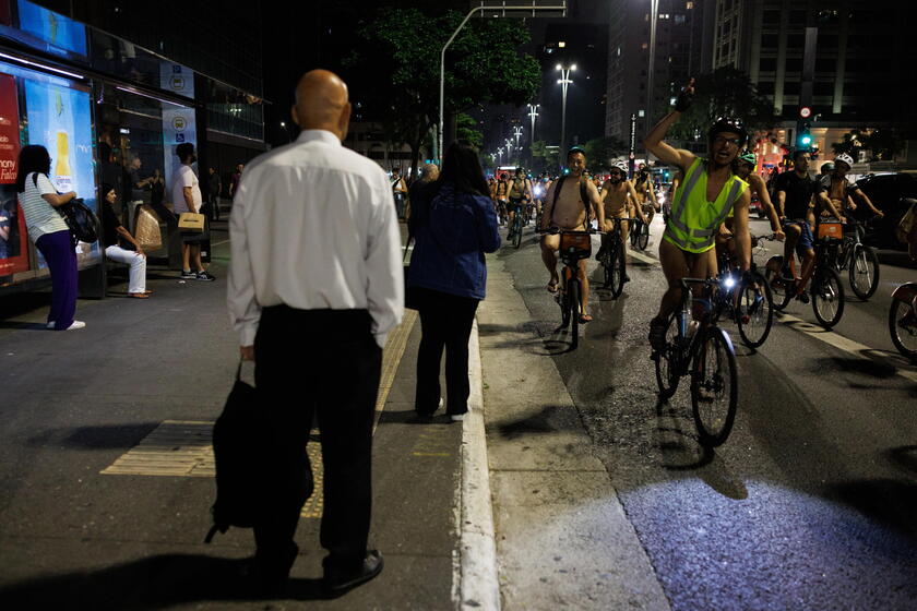 Nudi in bici: attivisti sfruttano l'impatto visivo dei loro corpi per sensibilizzare sulla vulnerabilità dei ciclisti