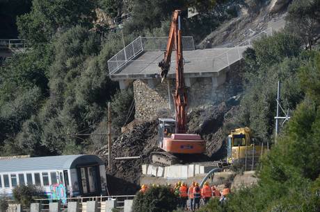 Treno deragliato: partiti i lavori demolizione terrazzo