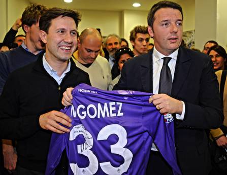 Governo: Renzi a Berlino con maglia di Mario Gomez