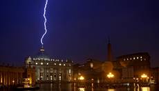 Papa: la foto simbolo della giornata spiegata dall'autore