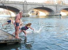 Tuffo nel fiume Po per il cimento invernale