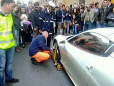 Ganasce a Ferrari a Roma,diretta twitter