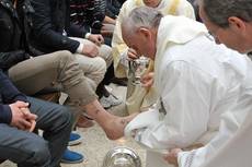 Papa, lavanda piedi a disabili e anziani