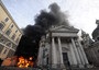 Fiamme in piazza del Popolo